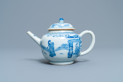 Een Chinese blauw-witte 'Xi Xiang Ji' theepot met deksel, Kangxi/Yongzheng