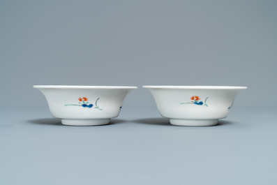 A pair of Japanese Kakiemon bowls with floral designs, Edo, 17/18th C.