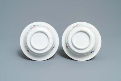 A pair of Japanese Kakiemon bowls with floral designs, Edo, 17/18th C.