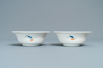 A pair of Japanese Kakiemon bowls with floral designs, Edo, 17/18th C.