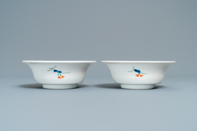 Een paar Japanse Kakiemon kommen met floraal decor, Edo, 17/18e eeuw