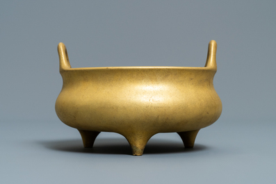 Een Chinese verguld bronzen driepotige wierookbrander, Xuande merk, 19/20e eeuw