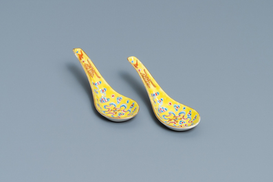 Une paire de cuill&egrave;res en porcelaine de Chine famille rose &agrave; fond jaune, marque et &eacute;poque de Guangxu