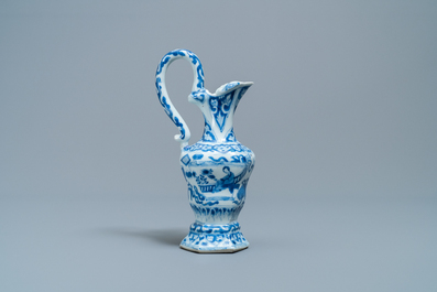 Une verseuse en porcelaine de Chine en bleu et blanc, Kangxi