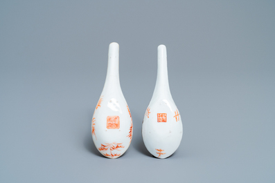 Twee Chinese famille rose lepels met reli&euml;fdecor, Tongzhi merk en periode