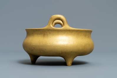 Een Chinese verguld bronzen driepotige wierookbrander, Xuande merk, 19/20e eeuw