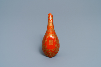 Een Chinese ijzerrode en vergulde lepel met vleermuizen en 'Shou', Jiaqing merk en periode