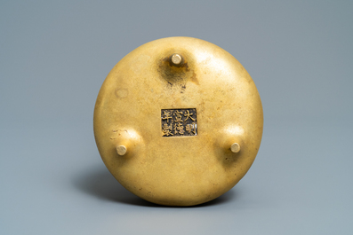 Een Chinese verguld bronzen driepotige wierookbrander, Xuande merk, 19/20e eeuw