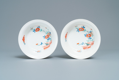 A pair of Japanese Kakiemon bowls with floral designs, Edo, 17/18th C.