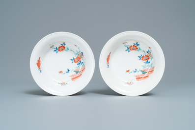 Een paar Japanse Kakiemon kommen met floraal decor, Edo, 17/18e eeuw