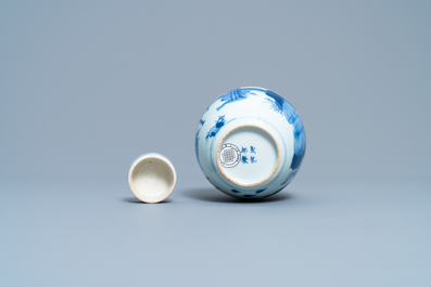 Een Chinese blauw-witte dekselpot, Chenghua merk, Kangxi