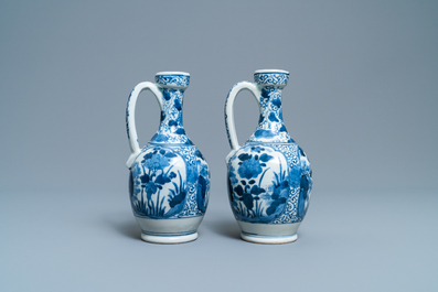 Een paar Japanse blauw-witte Arita kannen, Edo, 17/18e eeuw