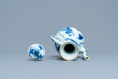 Een Chinese blauw-witte 'Xi Xiang Ji' dekselkan, Xuande merk, Kangxi