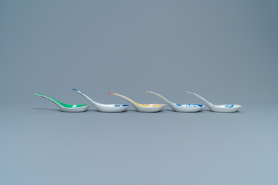 Five large Chinese blue and white, famille rose and monochrome green spoons, 19/20th c.