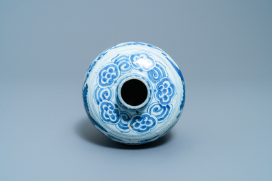 A Chinese blue and white 'phoenix' jar, Jiajing/Wanli