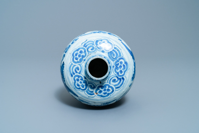 Een Chinese blauw-witte vaas met feniksen, Jiajing/Wanli