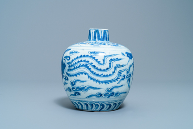 Un vase en porcelaine de Chine en bleu et blanc &agrave; d&eacute;cor de ph&eacute;nix, Jiajing/Wanli