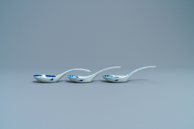 Five Chinese blue and white spoons, 19th C.