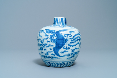 Een Chinese blauw-witte vaas met feniksen, Jiajing/Wanli