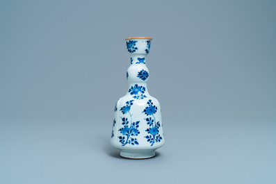 Een langwerpige Chinese blauw-witte hookah-basis met floraal decor, Kangxi