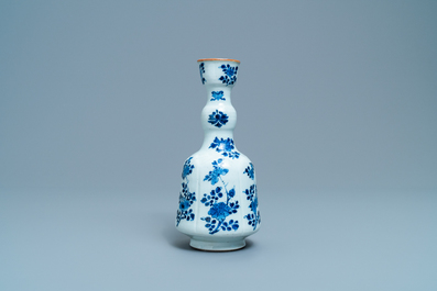 Een langwerpige Chinese blauw-witte hookah-basis met floraal decor, Kangxi