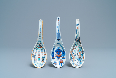 Trois cuill&egrave;res en porcelaine de Chine doucai, 19&egrave;me