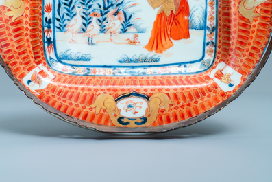 Un pr&eacute;sentoir en porcelaine de Chine de style Imari &agrave; d&eacute;cor 'Dames au Parasol', Qianlong