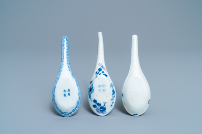 Trois cuill&egrave;res en porcelaine de Chine doucai, 19&egrave;me