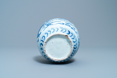 Un vase en porcelaine de Chine en bleu et blanc &agrave; d&eacute;cor de ph&eacute;nix, Jiajing/Wanli