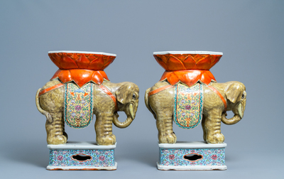 Une paire de tabourets en porcelaine de Chine famille rose en forme d'&eacute;l&eacute;phant, 19/20&egrave;me