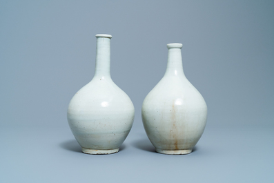 Deux bouteilles en porcelaine d'Arita en blanc monochrome, Japon, Edo, 17&egrave;me