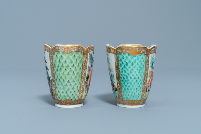 Une paire de tasses et soucoupes en porcelaine de Chine dans le style de Meissen, marques AR, Tongzhi