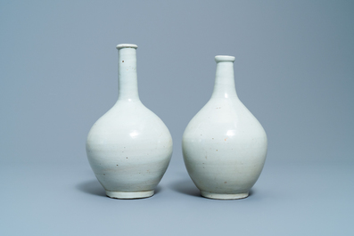 Deux bouteilles en porcelaine d'Arita en blanc monochrome, Japon, Edo, 17&egrave;me