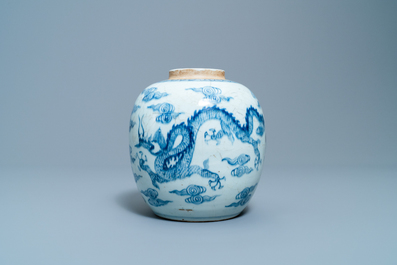 Un pot &agrave; gingembre en porcelaine de Chine en bleu et blanc, Yongzheng