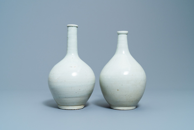 Twee Japanse monochrome witte Arita flessen, Edo, 17e eeuw