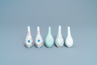 Cinq cuill&egrave;res en porcelaine de Chine polychrome, 19/20&egrave;me