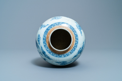 Een Chinese blauw-witte gemberpot met een draak en een feniks, Yongzheng