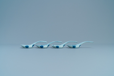Quatre cuill&egrave;res perc&eacute;es en porcelaine de Chine en bleu et blanc, 19/20&egrave;me