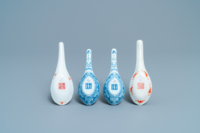 Quatre cuill&egrave;res en porcelaine de Chine famille rose et en bleu et blanc, 19&egrave;me