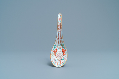Een grote Chinese famille rose lepel met reli&euml;fdecor, Daoguang merk en periode