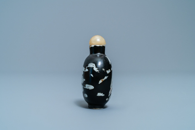 Un vase et une tabati&egrave;re en porcelaine de Chine grisaille et rouge de fer &agrave; fond noire, 18&egrave;me