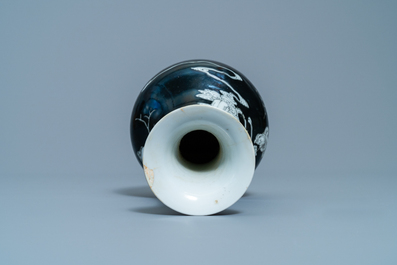 Un vase et une tabati&egrave;re en porcelaine de Chine grisaille et rouge de fer &agrave; fond noire, 18&egrave;me