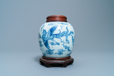 Un pot &agrave; gingembre en porcelaine de Chine en bleu et blanc, Yongzheng