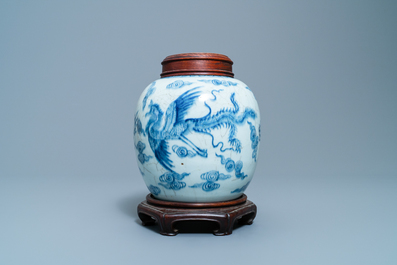 Een Chinese blauw-witte gemberpot met een draak en een feniks, Yongzheng