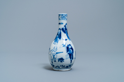 Un vase de forme bouteille en porcelaine de Chine en bleu et blanc, 19&egrave;me