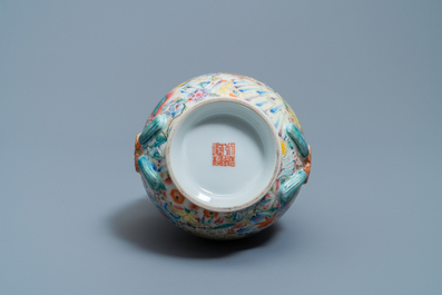 Un vase de forme hu en porcelaine de Chine famille rose &agrave; d&eacute;cor millefleurs, marque de Qianlong, R&eacute;publique