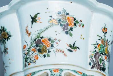 Une jardini&egrave;re imp&eacute;riale en porcelaine de Chine famille verte, marque et &eacute;poque de Kangxi