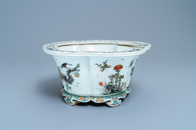 Une jardini&egrave;re imp&eacute;riale en porcelaine de Chine famille verte, marque et &eacute;poque de Kangxi