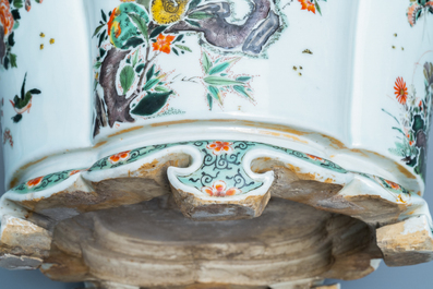 Une jardini&egrave;re imp&eacute;riale en porcelaine de Chine famille verte, marque et &eacute;poque de Kangxi