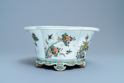 Une jardini&egrave;re imp&eacute;riale en porcelaine de Chine famille verte, marque et &eacute;poque de Kangxi